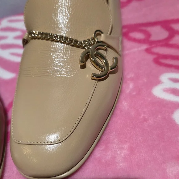Chanel Women's Tan Loafer With Gold Accent CC Chain, Size 37.5 - Picture 4 of 9